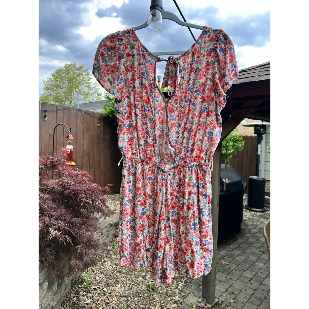 American Eagle Floral Romper M Red Blue Tie Back V-Neck Boho Festival Summer EUC
